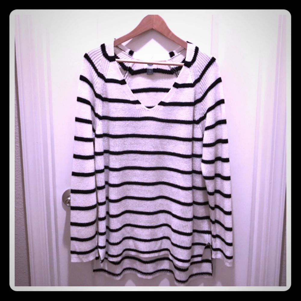 Old Navy B&W Striped V-neck Tunic Sweater